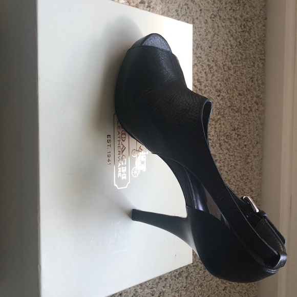 Sandals, worn once. - Picture 1 of 3